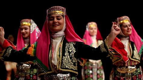 Türk Halk Dansları: Geleneksel Adımlar ve Hikayeleri